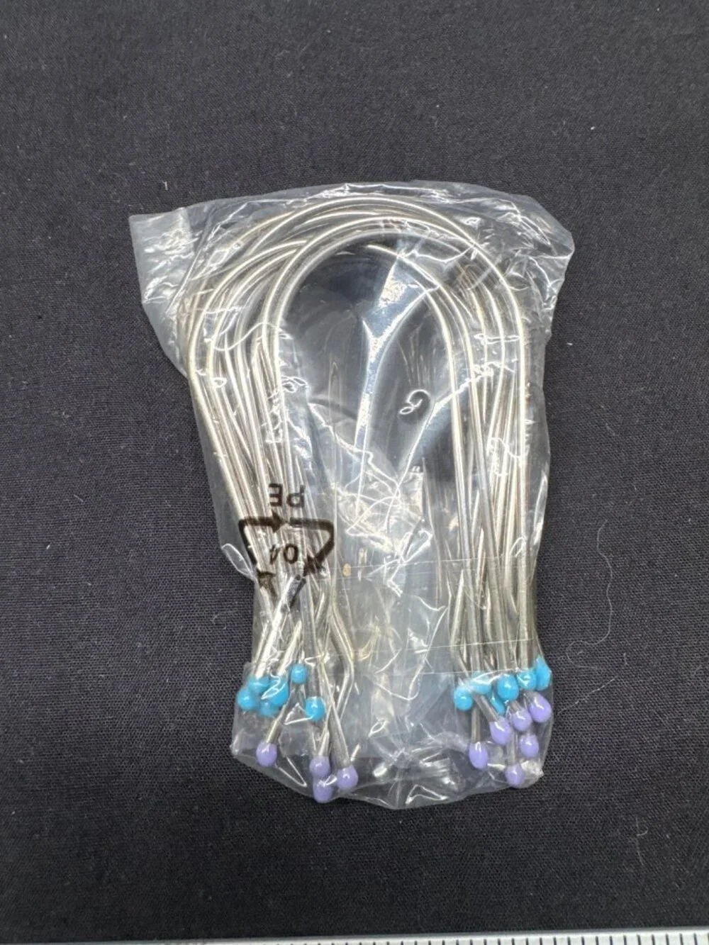 Scünci by Conair 12 White Plastic Hair Clips & 20 Metal Hair Pins With Colored T